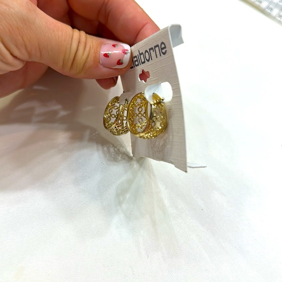 ✨NWT Liz Claiborne gold filigree hoop pierced earrings - Picture 3 of 7